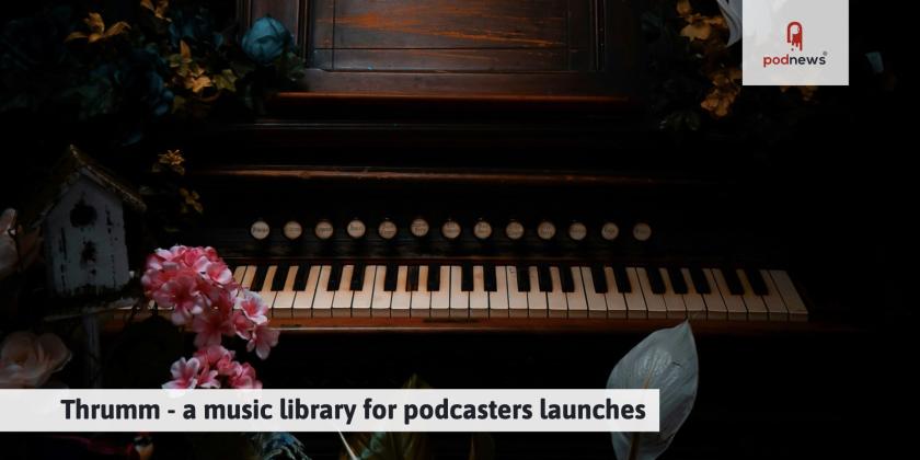 A piano with flowers in the dark